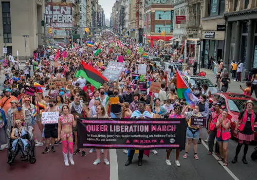 Migrantes LGBTQ+ protestan en el New York Pride