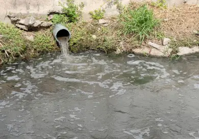 Alcaldes que tiran aguas negras, en la mira del Ejecutivo