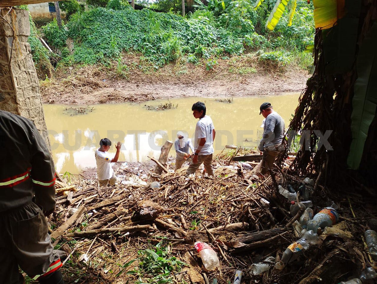 Realizan PC y vecinos desazolve del río