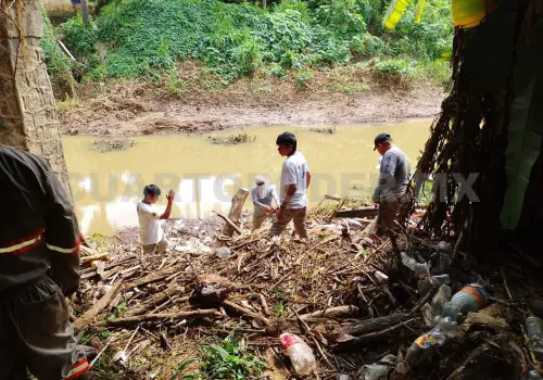 Realizan PC y vecinos desazolve del río