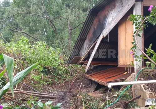 Continúan deslaves por lluvias en Tenejapa