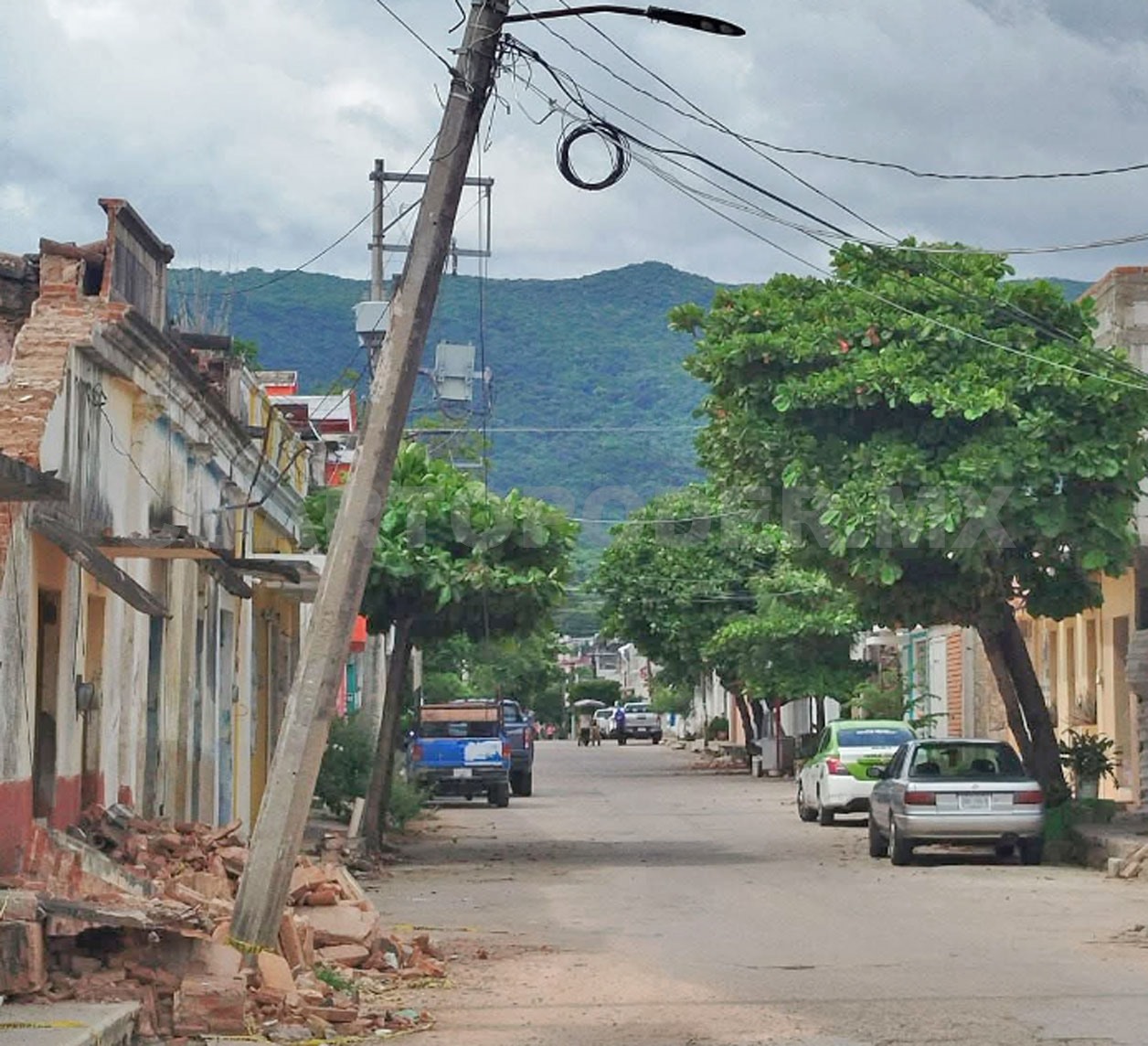 Poste de luz amenaza tranquilidad de familias