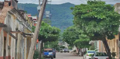 Poste de luz amenaza tranquilidad de familias
