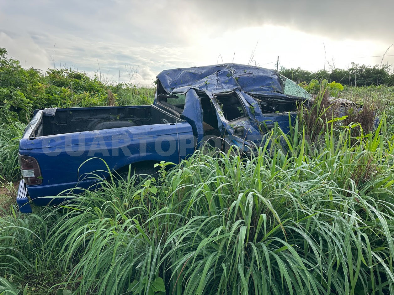Camioneta acaba fuera de la carretera y vuelca