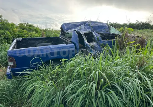 Camioneta acaba fuera de la carretera y vuelca
