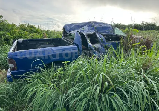 Camioneta acaba fuera de la carretera y vuelca