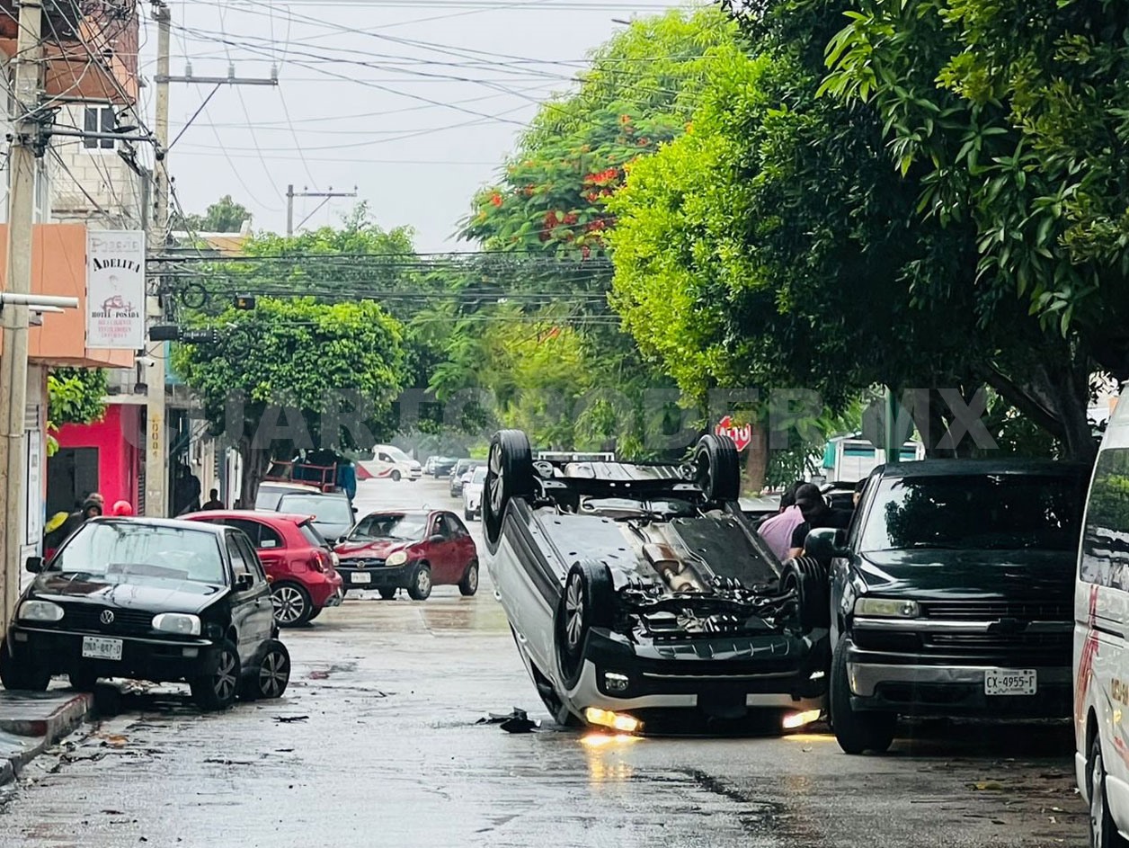 SUV termina con las llantas al aire y causa caos vial