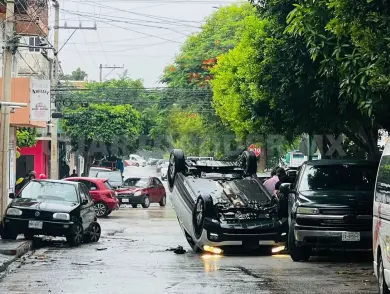 SUV termina con las llantas al aire y causa caos vial