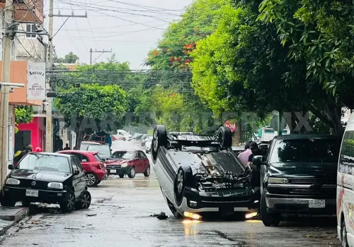 SUV termina con las llantas al aire y causa caos vial