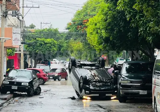 SUV termina con las llantas al aire y causa caos vial