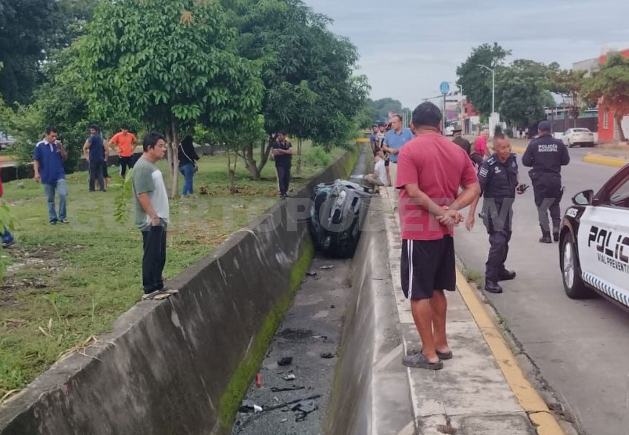 Se va automóvil a dren pluvial de par vial
