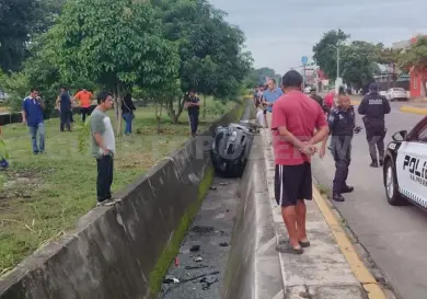 Se va automóvil a dren pluvial de par vial