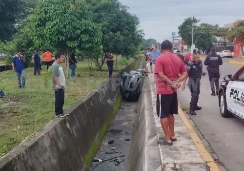Se va automóvil a dren pluvial de par vial