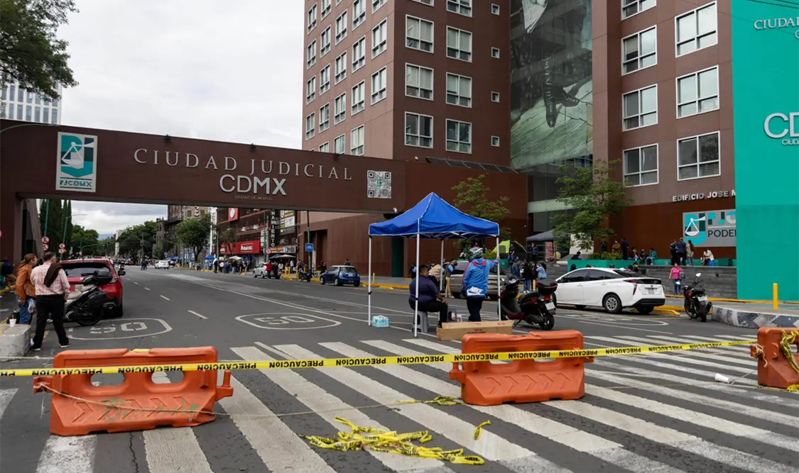 Trabajadores protestan frente al PJ de la Ciudad de México. El Universal