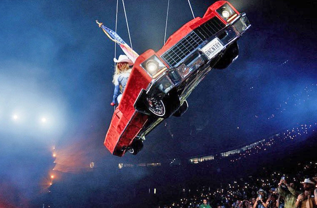 Beyoncé, colgada de un auto volador