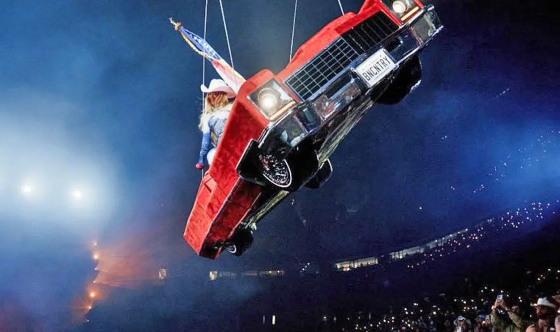 Beyoncé, colgada de un auto volador