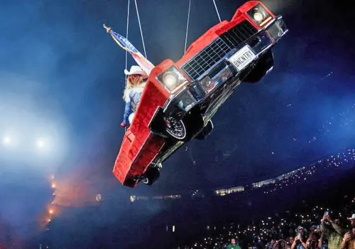 Beyoncé, colgada de un auto volador