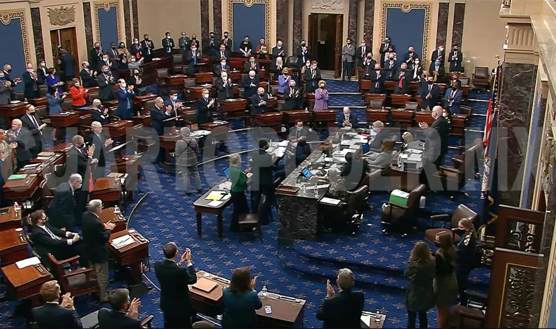 Senado de EE.UU. aprueba plan fiscal de Trump con impuesto del 1% a remesas
