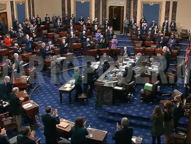 Senado de EE.UU. aprueba plan fiscal de Trump con impuesto del 1% a remesas