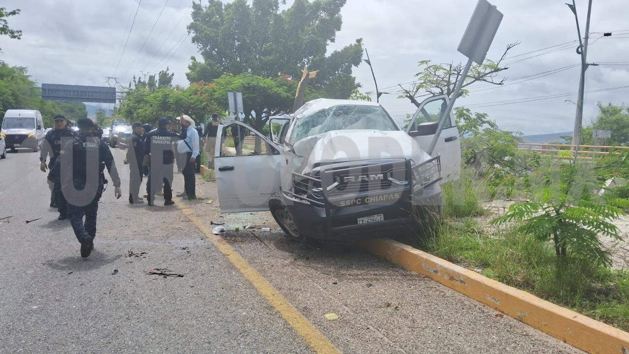 Se estrella camioneta oficial contra un árbol