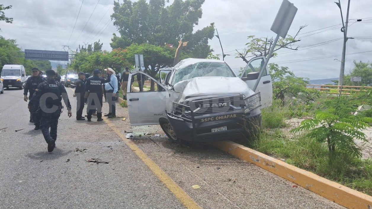 Se estrella camioneta oficial contra un árbol