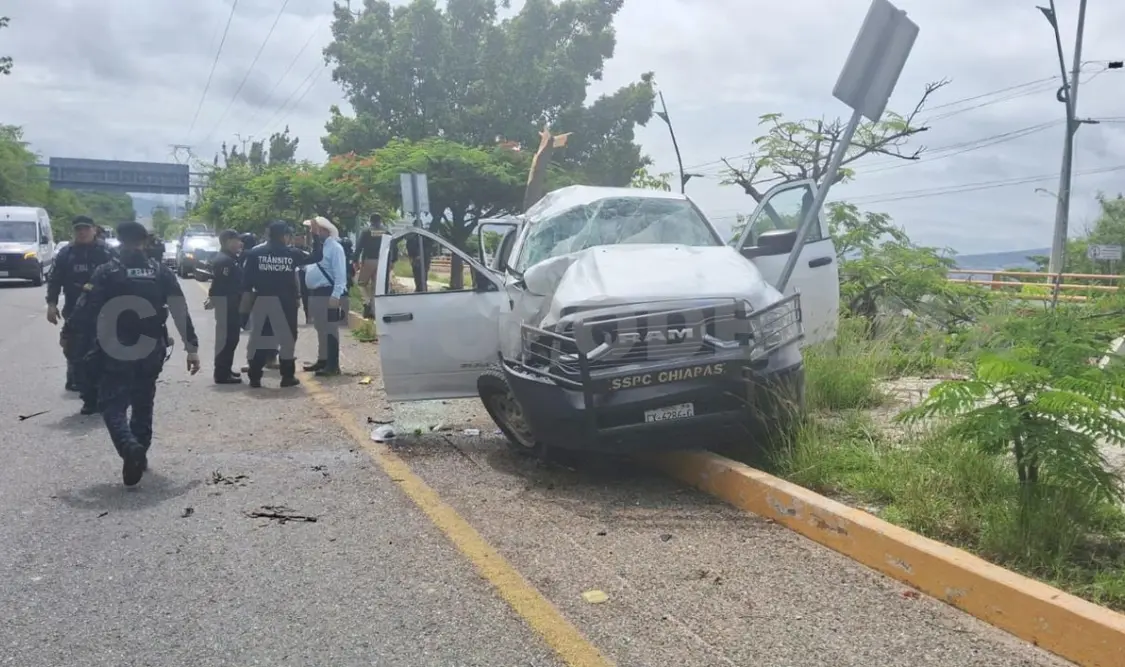 La RAM iba velozmente y el chofer perdió el control, colisionando de frente en el andén central y después en un árbol. Ulises Villalobos / CP