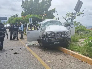 Se estrella camioneta oficial contra un árbol