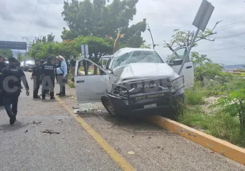 Se estrella camioneta oficial contra un árbol