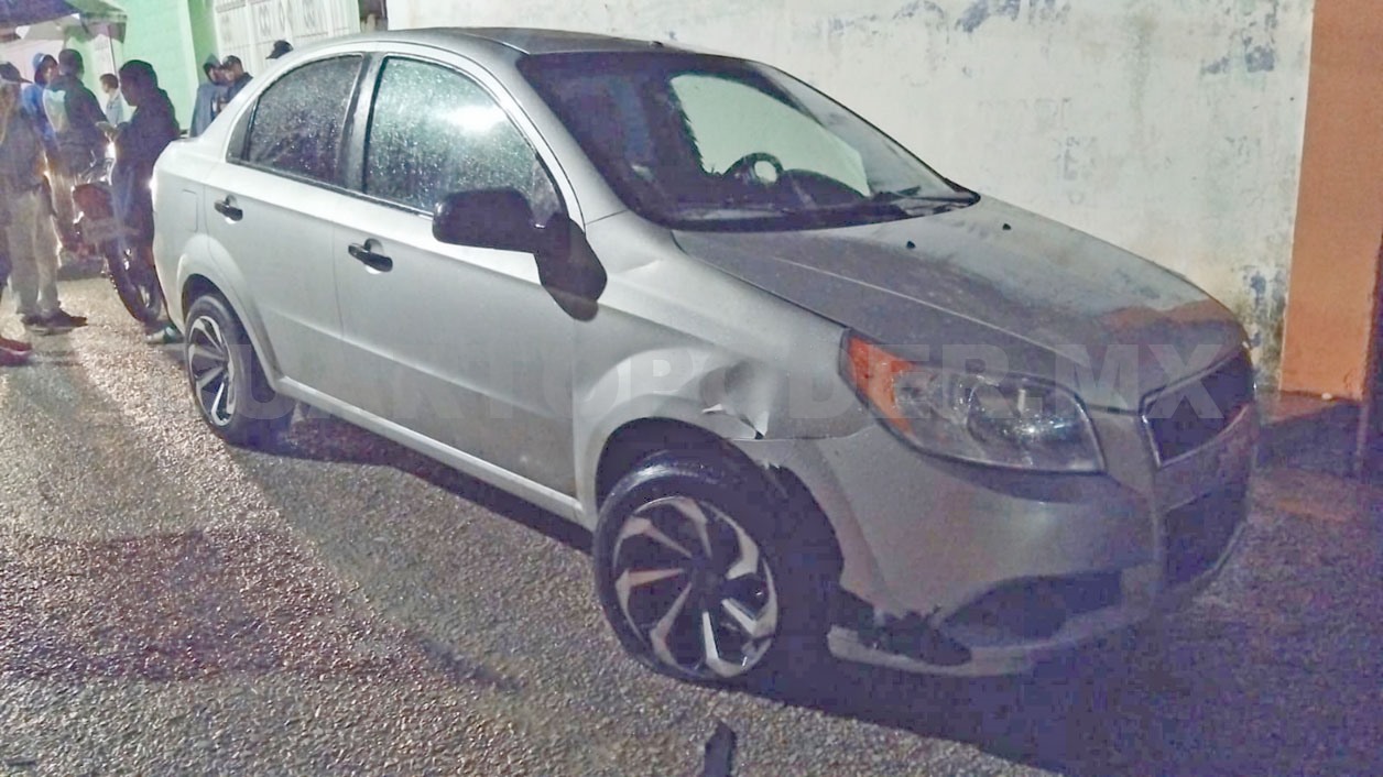 Colisiona motorista ebrio en auto estacionado
