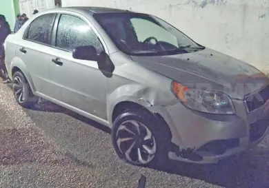 Colisiona motorista ebrio en auto estacionado