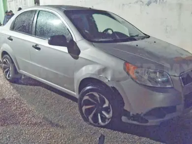 Colisiona motorista ebrio en auto estacionado