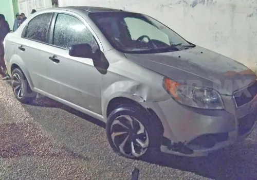 Colisiona motorista ebrio en auto estacionado