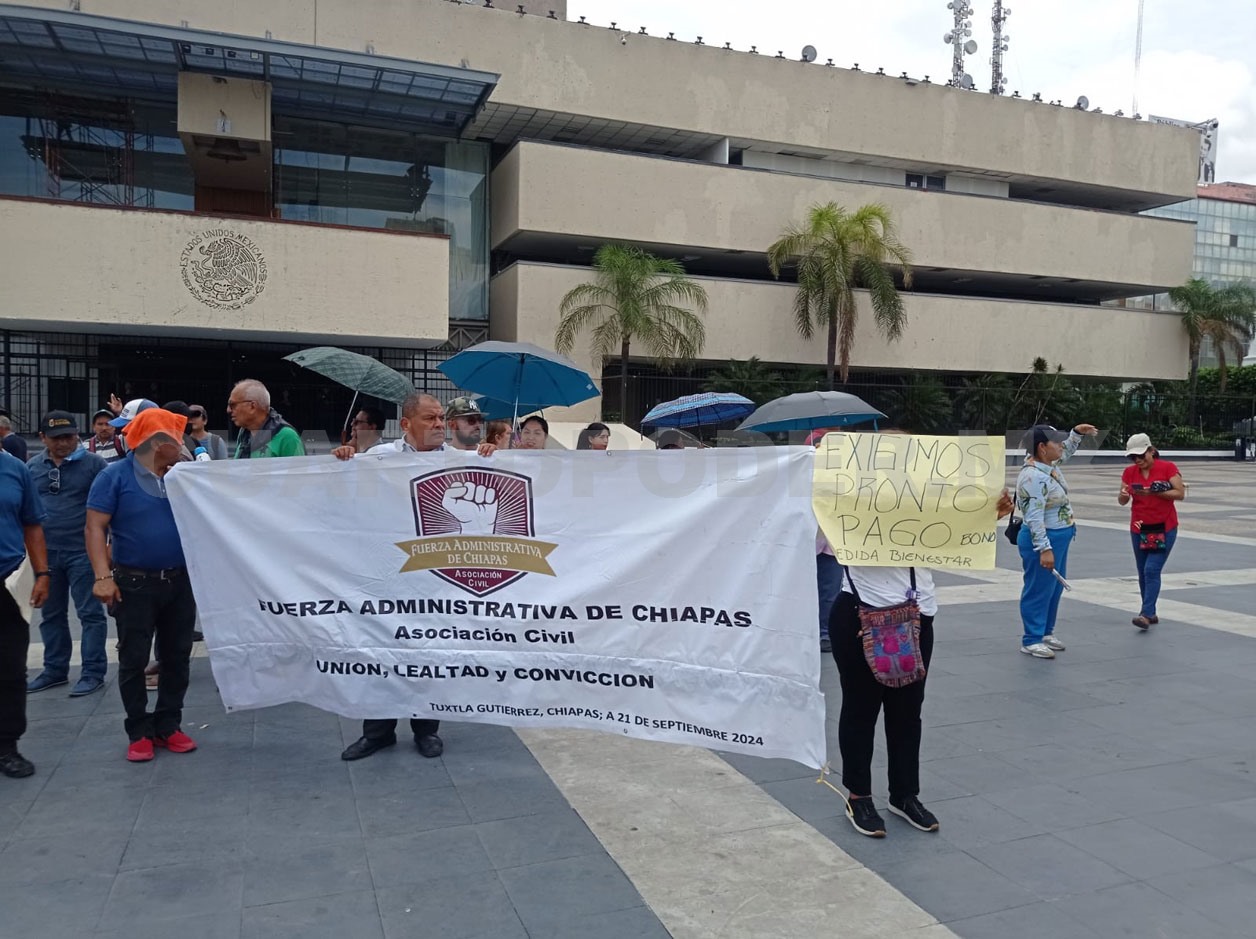 Administrativos exigen pago del Bono Bienestar