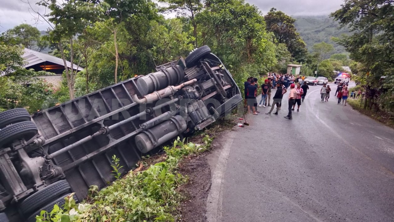 Vuelca camión cafetero por falla en los frenos