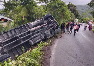 Vuelca camión cafetero por falla en los frenos