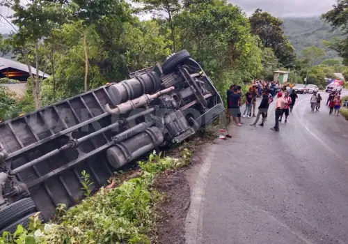 Vuelca camión cafetero por falla en los frenos