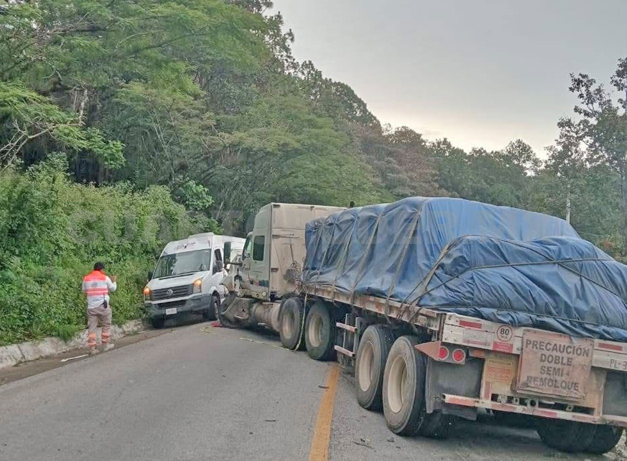 Encontronazo bloquea vía y provoca caos