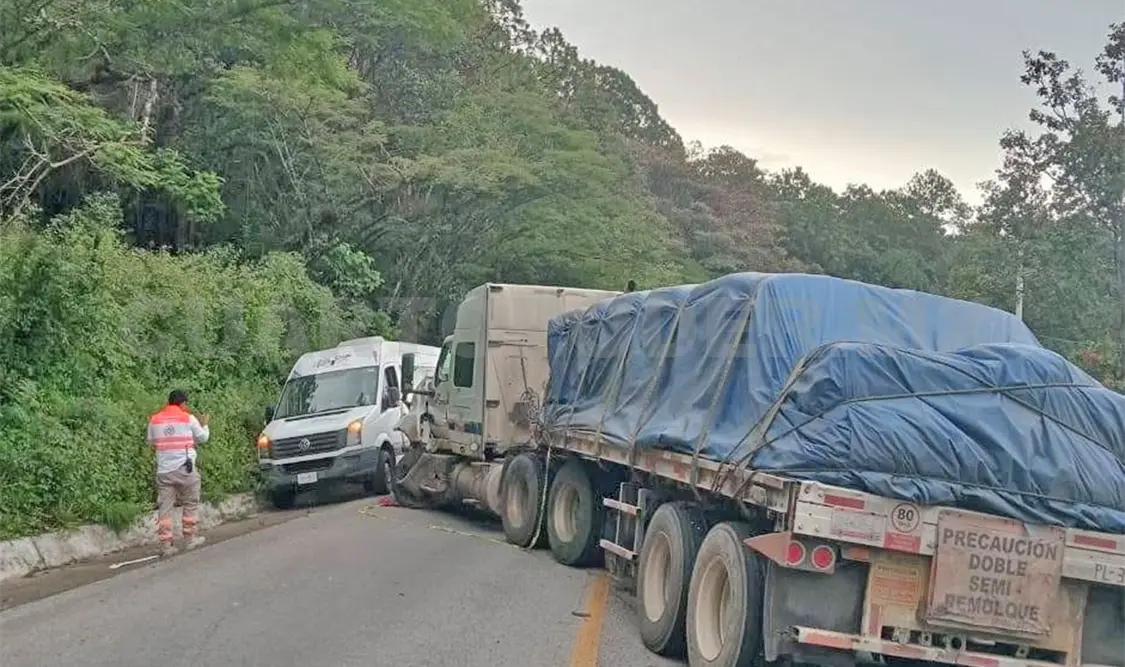 El choque se registró el martes en el kilómetro 111 de la carretera San Cristóbal-Teopisca, a la altura del paraje El Escobillal. Manuel Martínez / CP