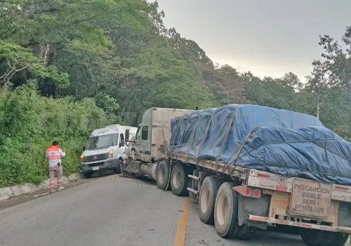 Encontronazo bloquea vía y provoca caos