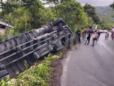 Vuelca camión cafetero por falla en los frenos