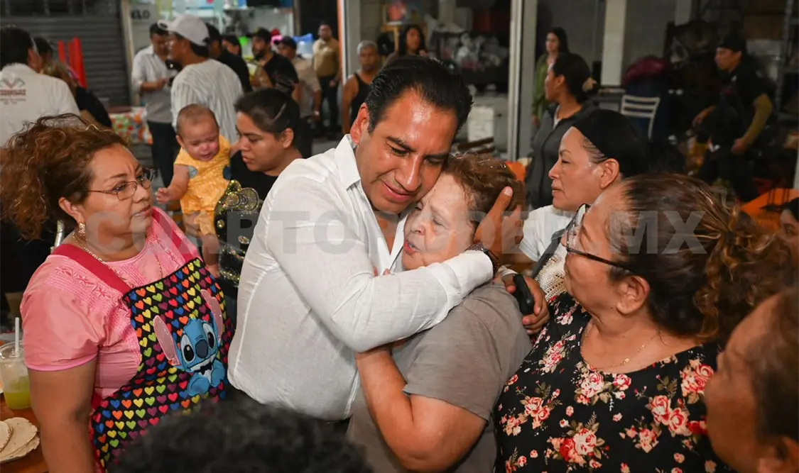 El mandatario convivió con locatarios de este centro de abasto ubicado en Tuxtla. Cortesía