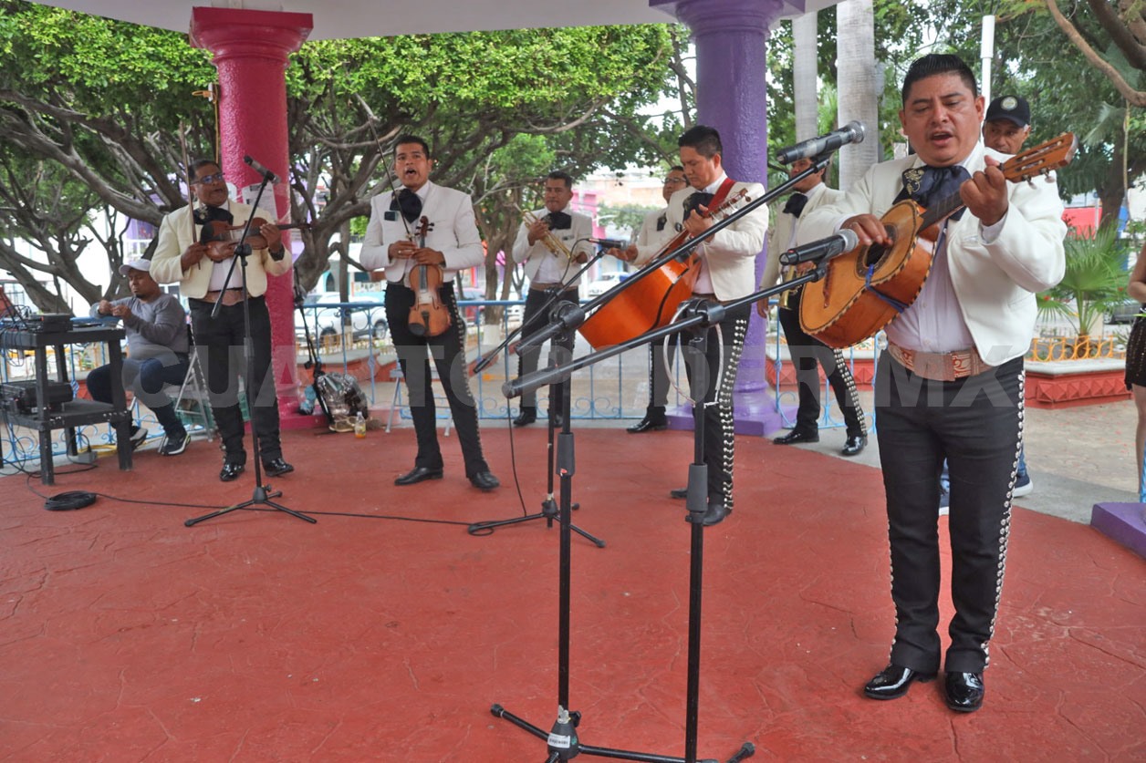 Parque Santa Cecilia revive al son del mariachi