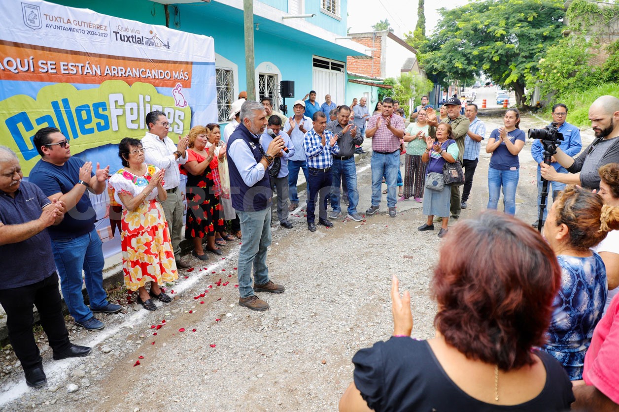 En marcha pavimentación de una calle más: Torres