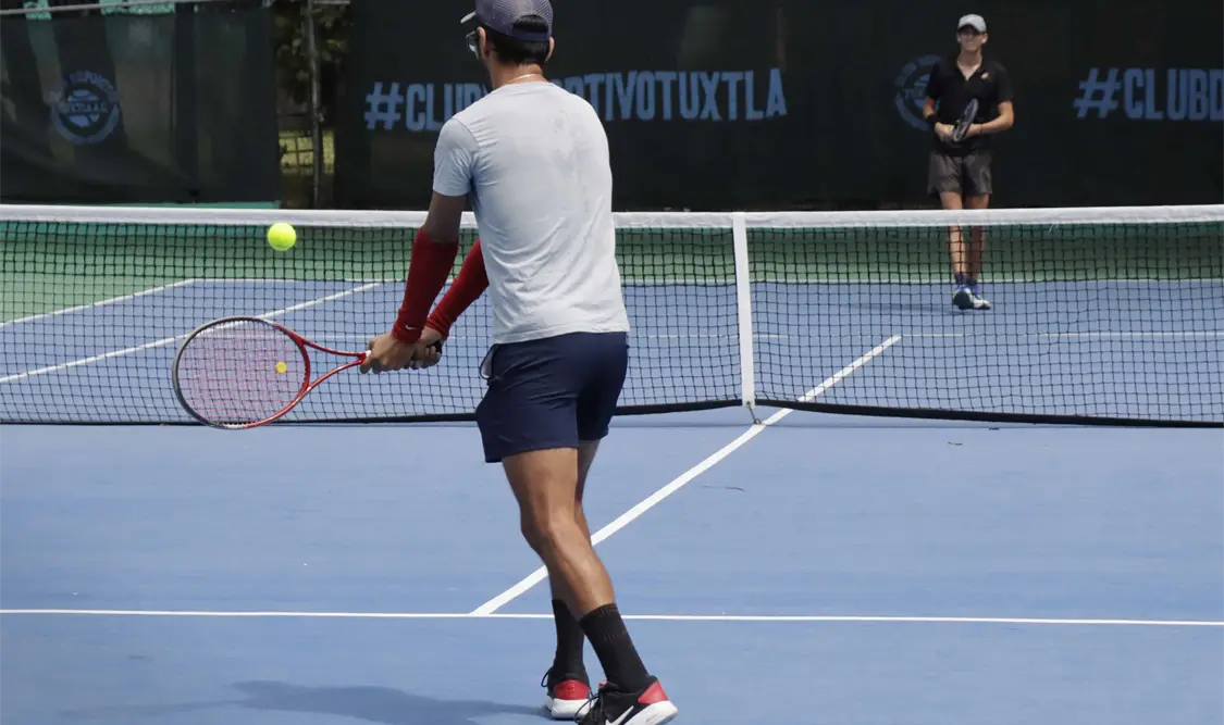 Los duelos de la fase de grupos iniciarán el viernes por la tarde en las canchas del club Penagos Tennis Academy. Diego Pérez/CP