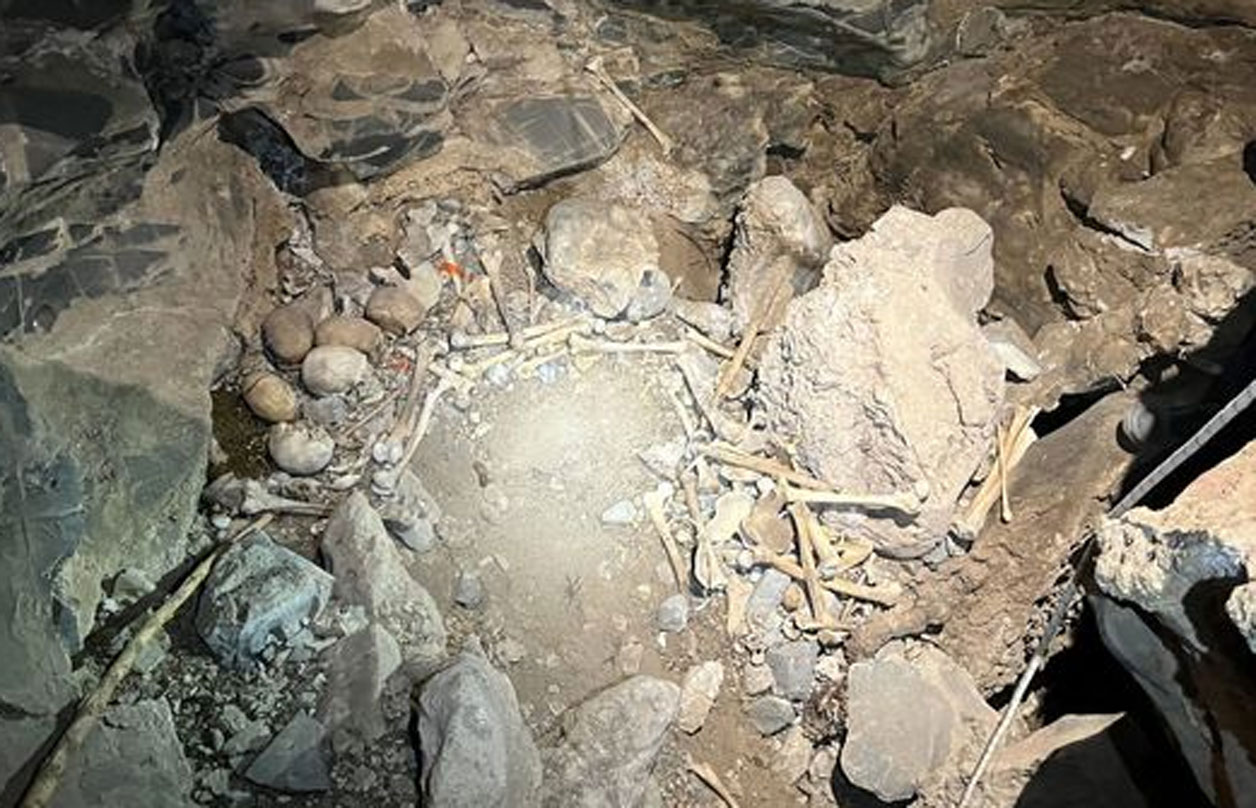 Rescatan restos óseos de cueva