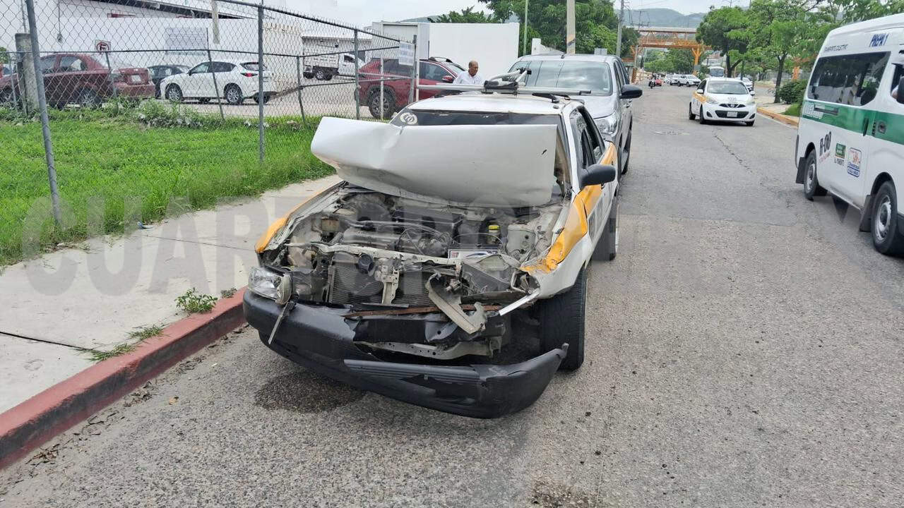 Se estrella taxi contra camioneta; dos heridos