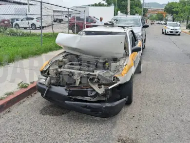 Se estrella taxi contra camioneta; dos heridos
