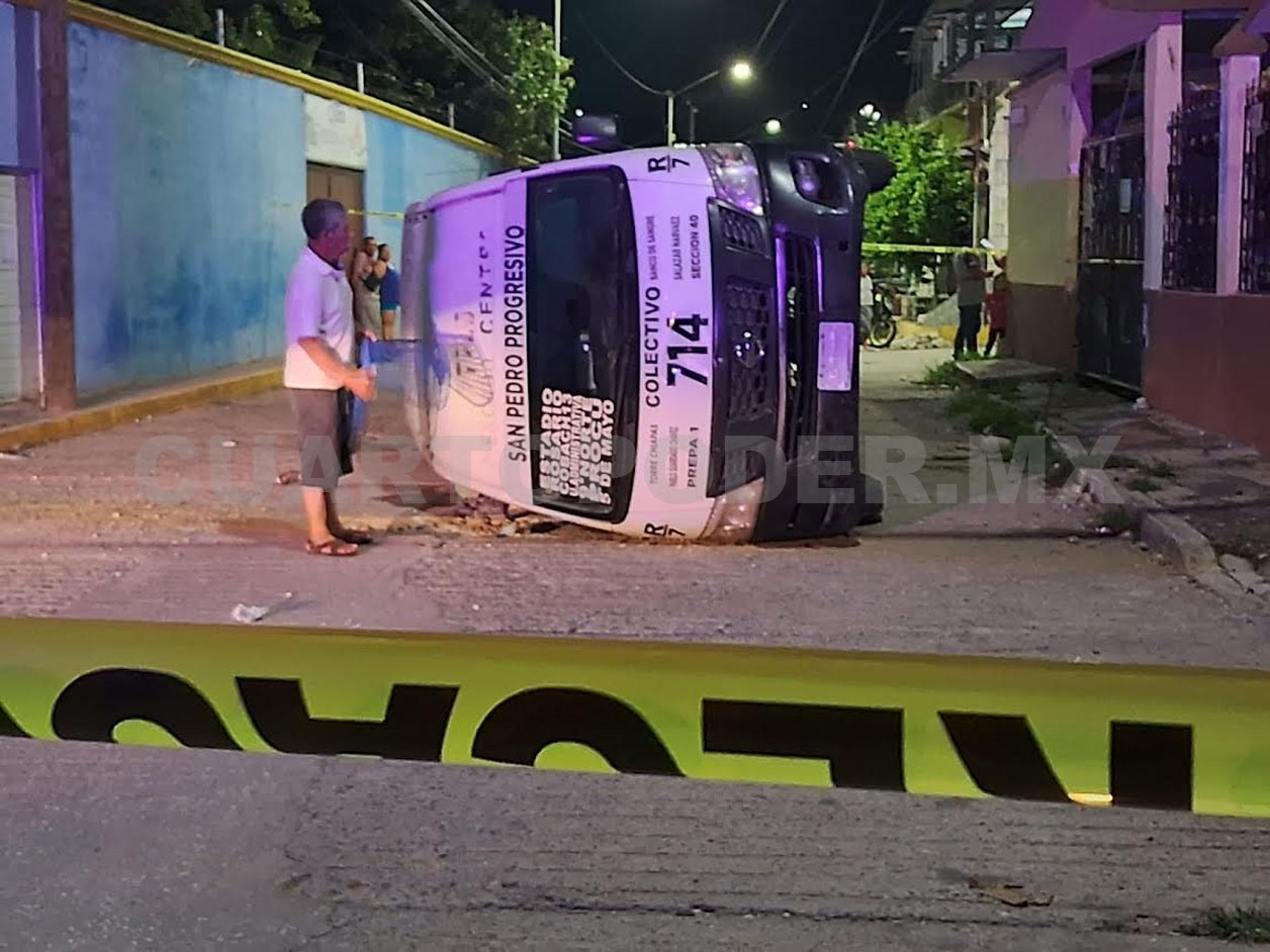 Colectivero atropella a dos peatones y vuelca