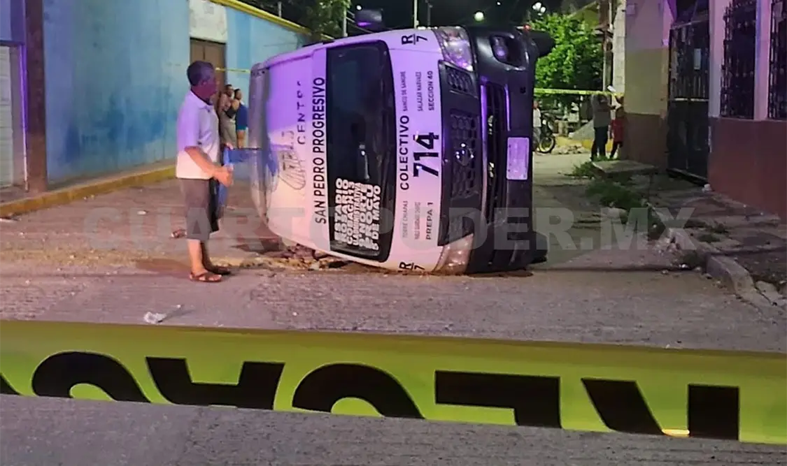 Primero atropella a los peatones; luego, vuelca con su unidad. Ulises Villalobos / CP