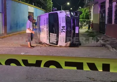 Colectivero atropella a dos peatones y vuelca